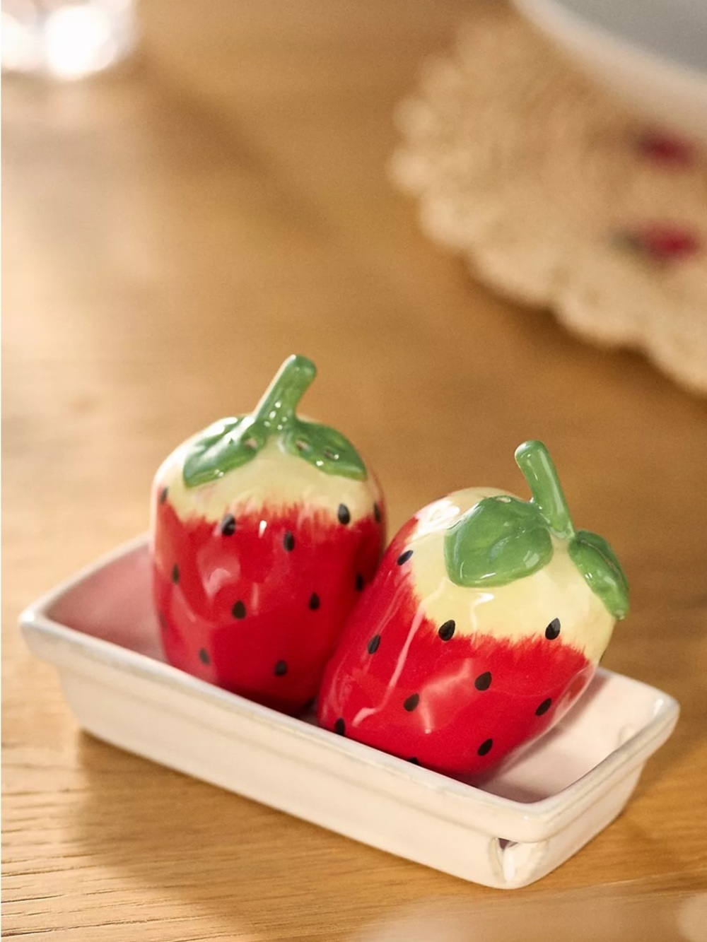 ❤️NWT Anthropologie Strawberry Salt & Pepper Shakers🍓 - Picture 5 of 7